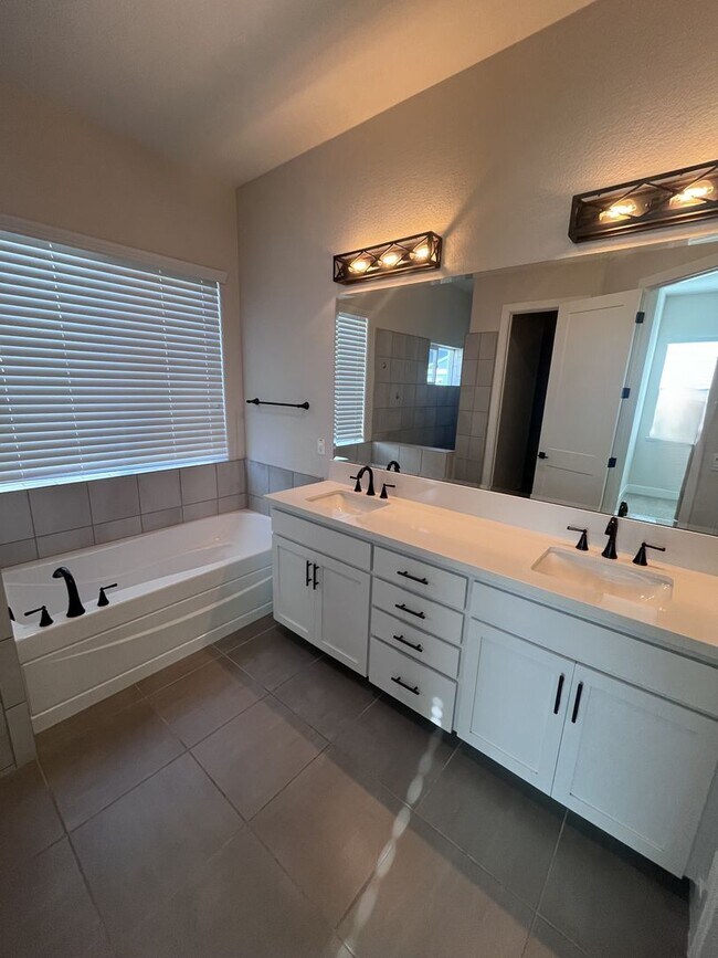 Building Photo - BEAUTIFUL SINGLE STORY HOME IN WEST ROSEVI...