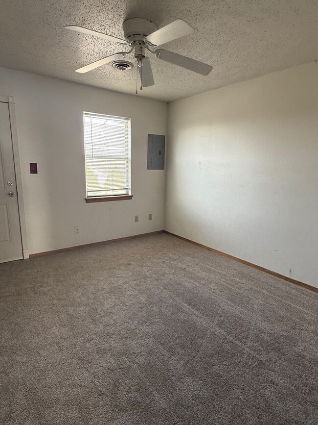 Building Photo - Convenient Location