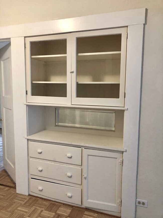 Building Photo - Cozy 2+bdrm/1 bath home w/a huge basement, washer/dryer, & off street pkg, space in the heart of ...