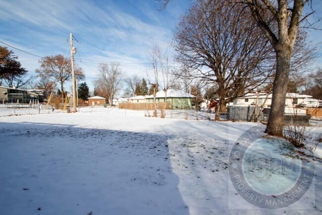 Building Photo - Spacious 3Bed/ 1Bath Home