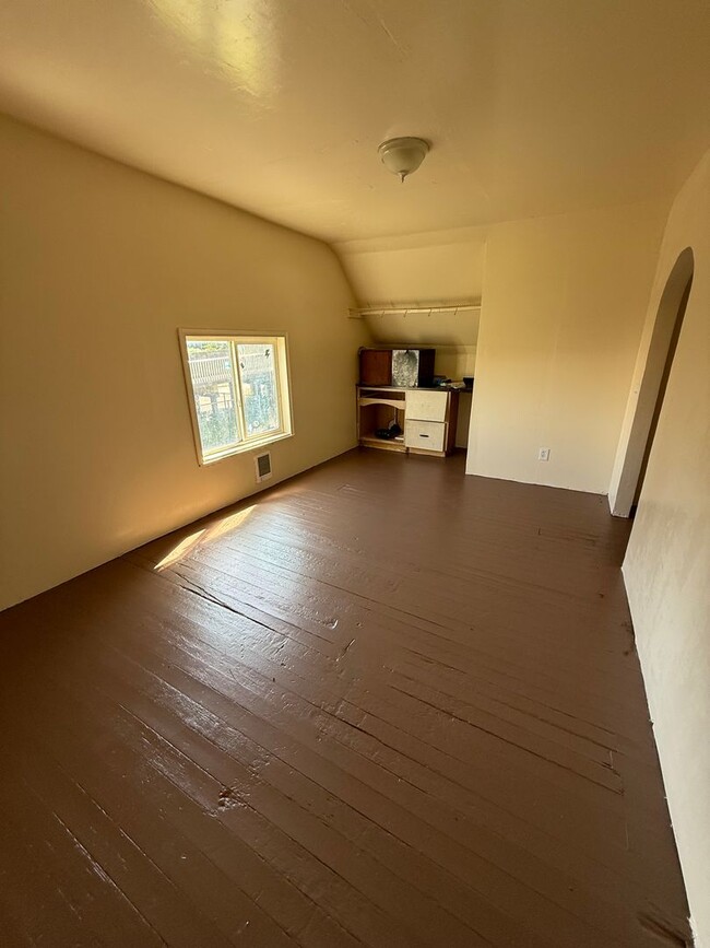 Building Photo - 3bd 1 1/2 ba