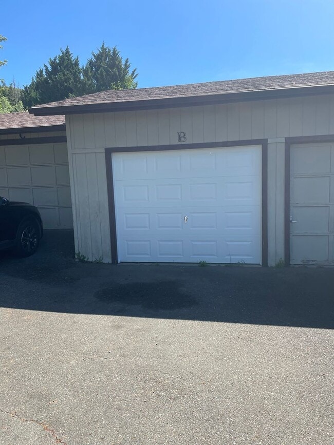 Building Photo - Nice Townhome-2 bed 1.5 Bath--Situated in the Friendly town of Grants Pass