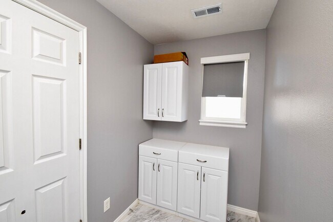 Building Photo - Great 4 Bedroom 3 Bath Home in South Jordan in Amazing HOA Community!