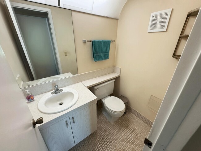 Building Photo - 4075 Cornwall D