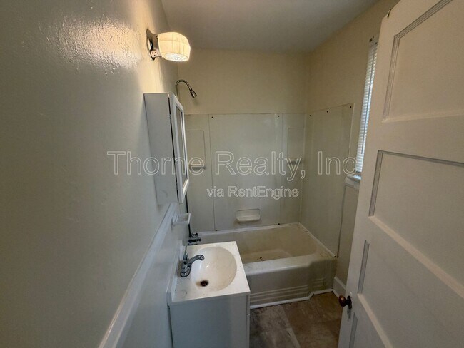 Building Photo - 218 S Vyne St