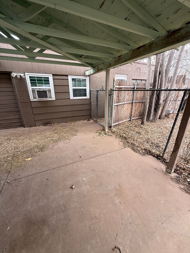 Building Photo - 1 bedroom efficiency available 2/1!!