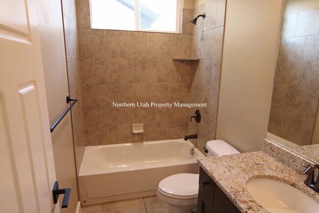 Building Photo - Beautiful Layton Home