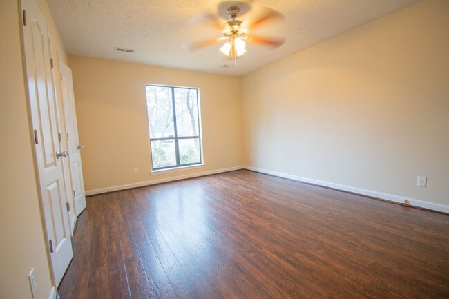 Building Photo - 3 Bedroom 2 Bathroom - Pets Allowed!