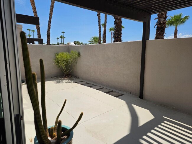 Building Photo - 723 E Louise Dr