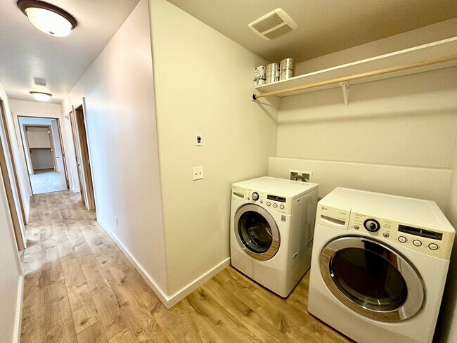 Building Photo - Charming 3 Bedroom Home