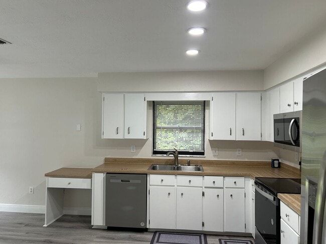 Building Photo - Water view - Pool home