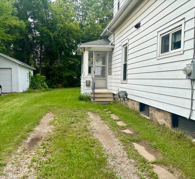 Personal entrance and porch. Non-street parking. - 606 Dewey Ave