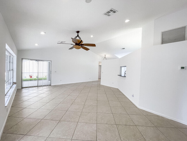 Building Photo - 252 Moccasin Trail W