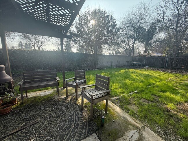 Building Photo - 3 bedrooms, 2 full bathrooms single-story home located in the heart of Visalia, CA.