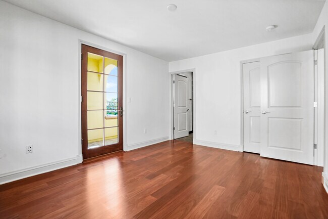 Building Photo - 985 N Michillinda Ave