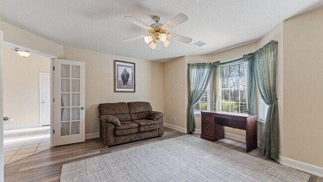 Building Photo - "Lovely 3-Bed Home with Granite Kitchen & ...