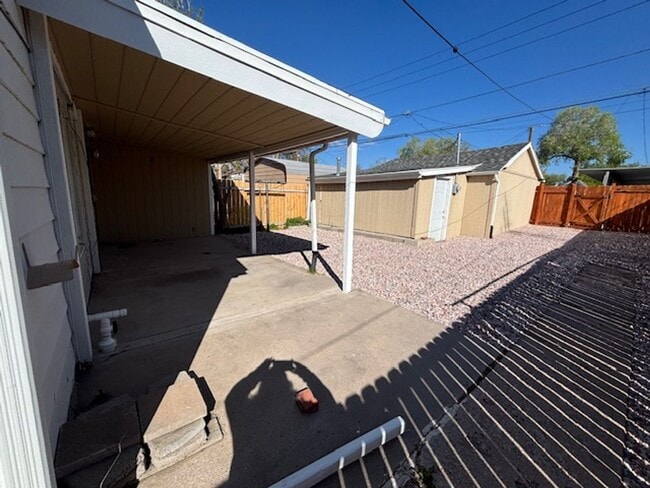Building Photo - Adorable 4 Bedroom 2 Bathroom Single Famil...