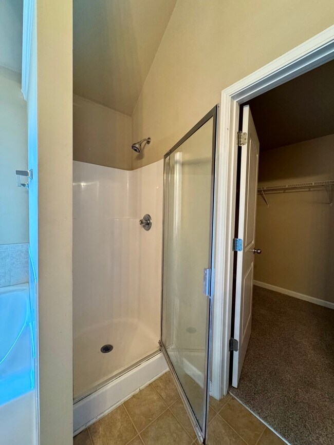 Building Photo - This beautiful 4-bedroom, 2.5-bath home Move-in ready and is waiting for you!