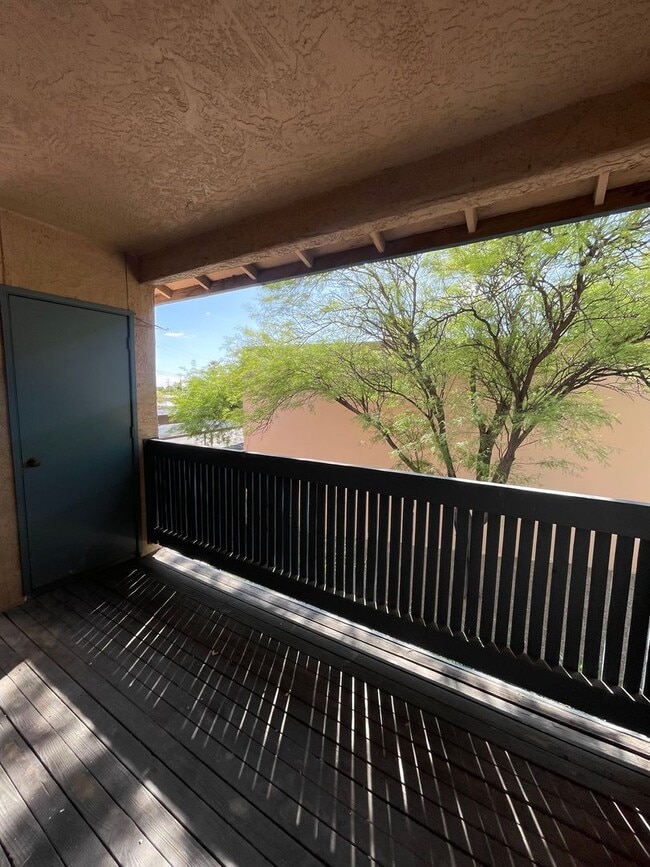 Building Photo - Large 1 Bedroom 1 Bath Condo!