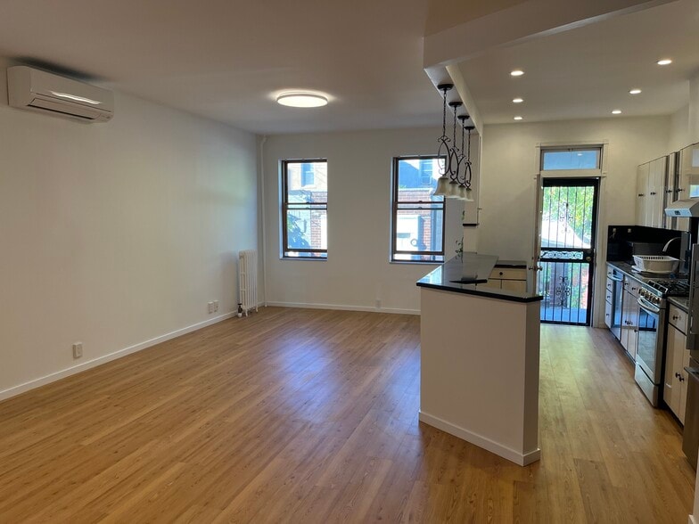 Building Photo - 6055 Woodbine St