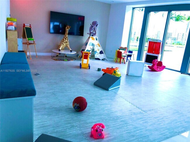 Building Photo - 601 NE 36th St