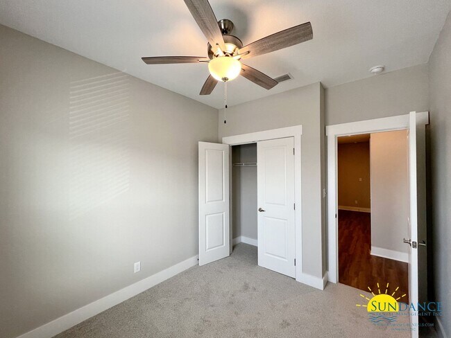 Building Photo - Beautiful 3 Bedroom 2.5 Bathroom Townhome with Garage!