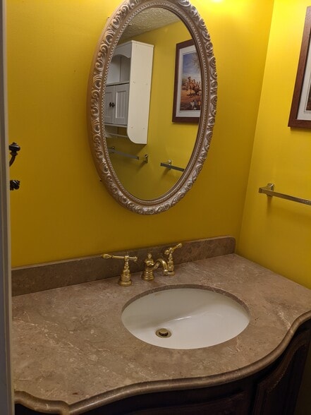 Basement full bathroom, large marble vanity - 2854 S Meade St