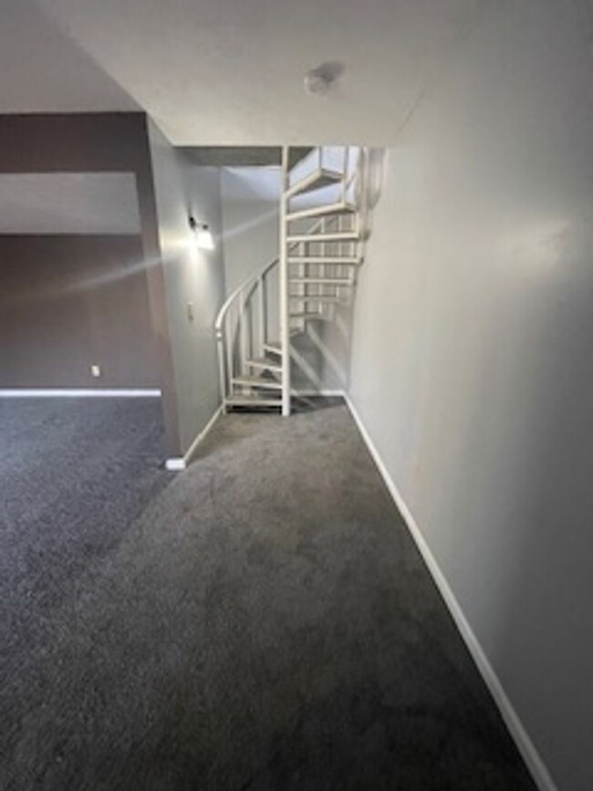 Building Photo - 2 Bed 1 Bath Available Now!