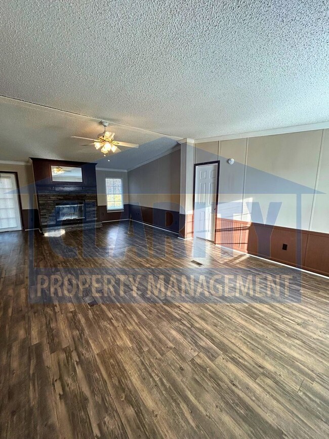 Building Photo - Three bedroom, single level home in Old Fo...