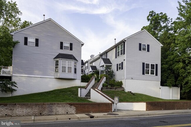 Building Photo - 132 E Glebe Rd