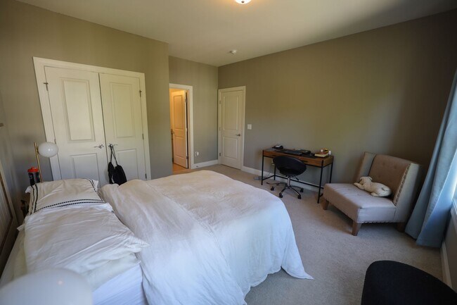 Building Photo - Upscale Living in Village Walk