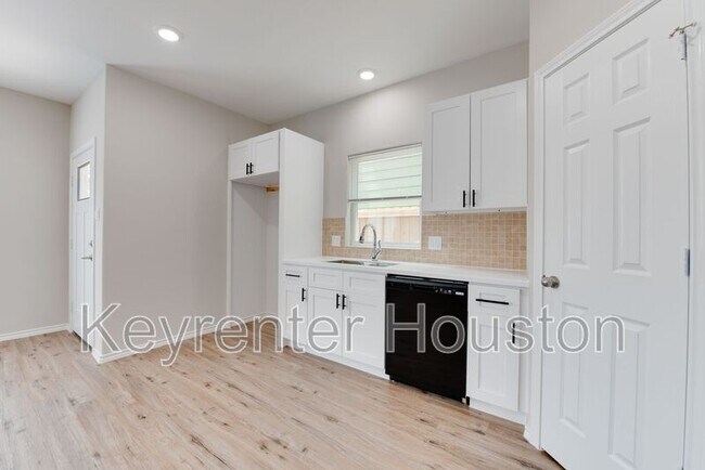 Building Photo - 8203 Woodlyn Rd