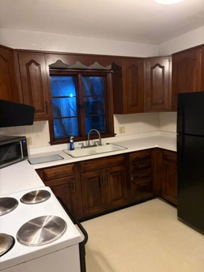 Building Photo - 8100 - 547/549 COURT AVE. (WESTON)