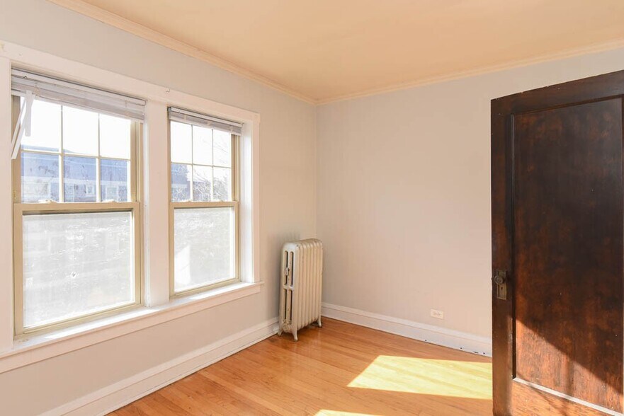 Building Photo - 2105 W Ainslie St