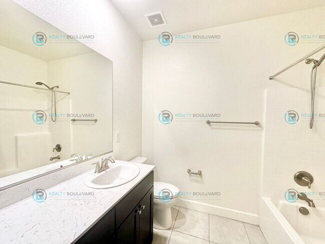Building Photo - Beautiful 4 Bedroom, 2 Bathroom, 2 car garage, Single Story Home