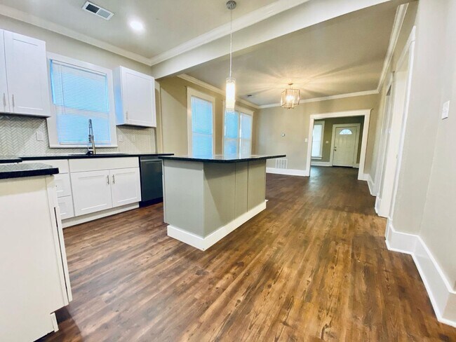 Building Photo - 3 bedroom, 2 bathroom recently updated in Cooper Young