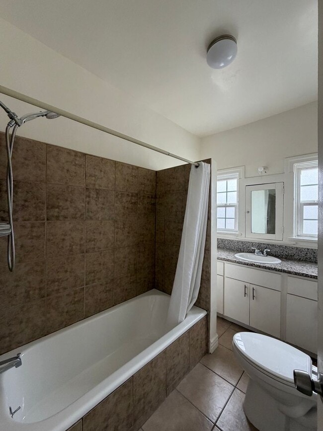 Building Photo - Mid-City 2 Bedroom 1 Bath Gem