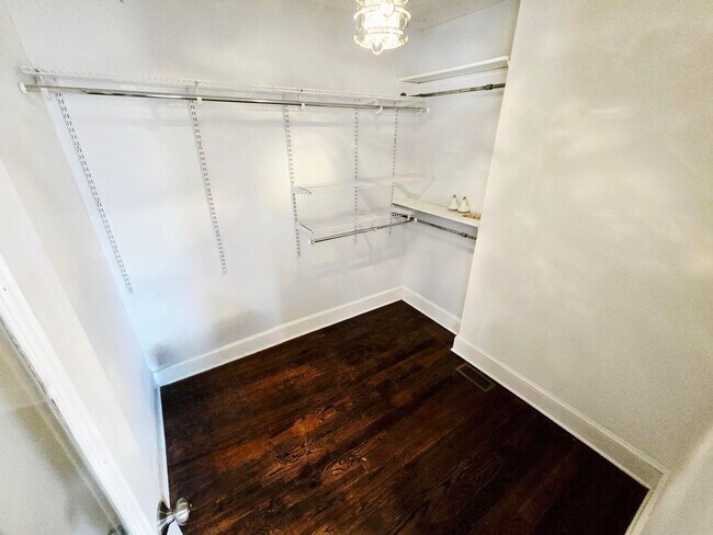 Building Photo - Charming Brick Home for Rent in Burlington