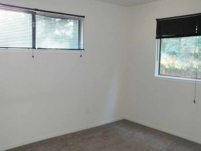 Building Photo - Rescue duplex 2/1 home w garage $2195