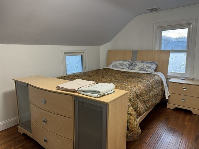 Building Photo - 16 Homestead Ave