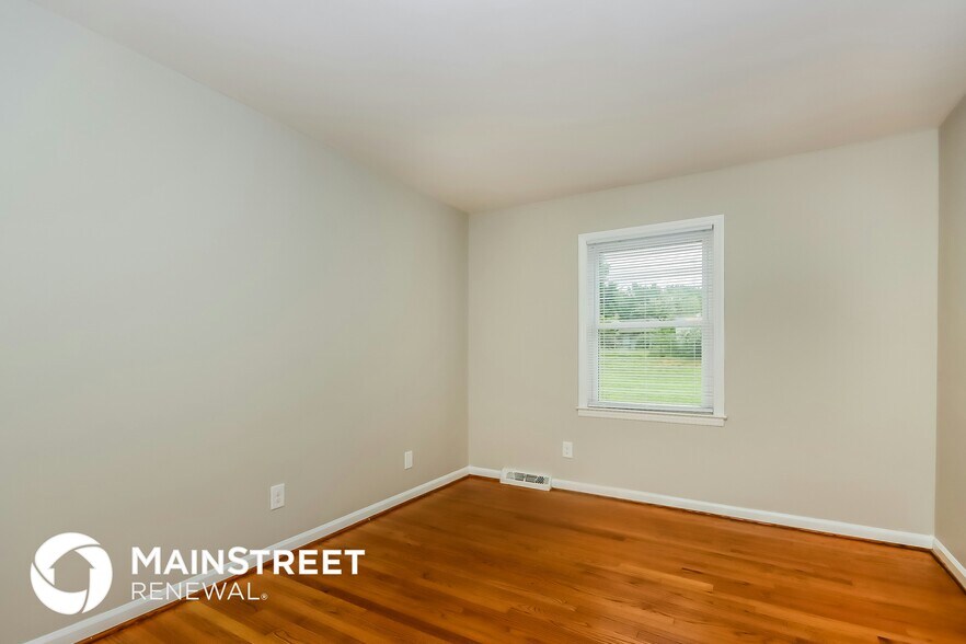 Building Photo - 2116 Helen Dr