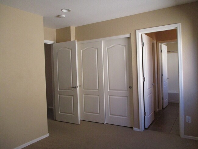 Building Photo - Beautiful Gilbert Home w/2 Master Bedrooms...