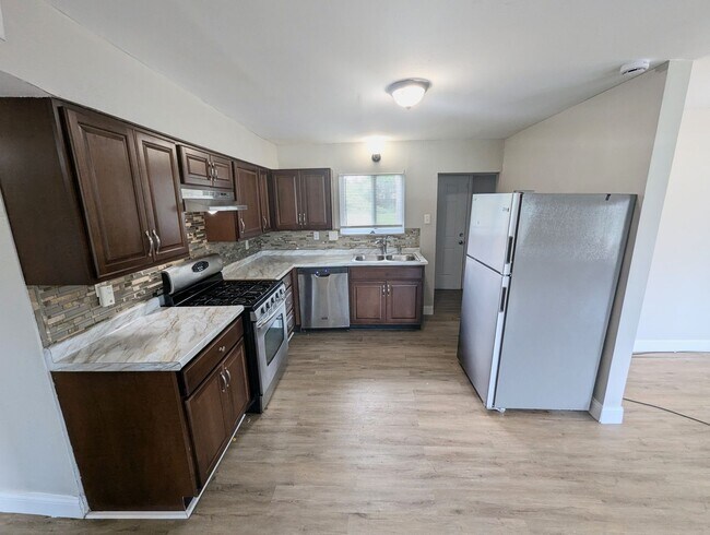 Building Photo - Farmview Vista - Section 8 Friendly!