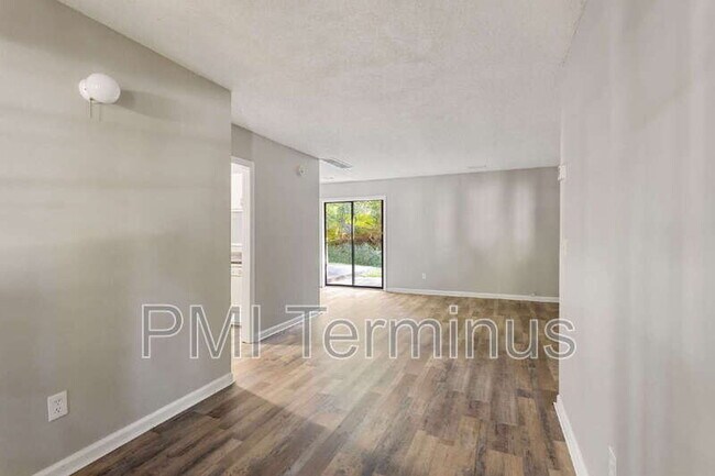 Building Photo - 5005 Hawthorne Ct