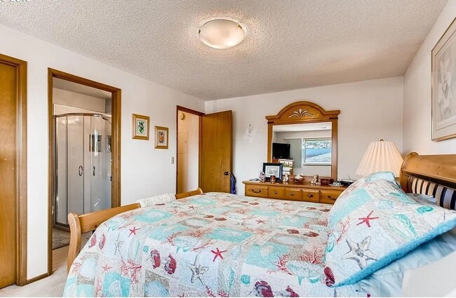 Building Photo - Top-Floor Gem – 2 Bed, 2 Full Bath, W/D, A...