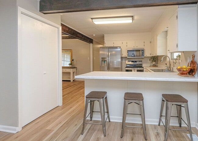 Building Photo - Newly Renovated - Move In Ready Home! 5 Bedrooms 3 Bathrooms