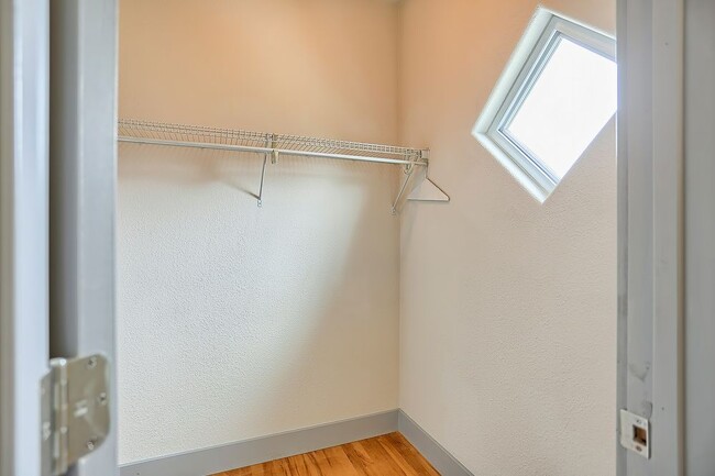Building Photo - 33 E John St