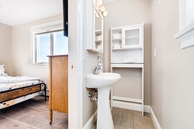 Building Photo - 12 Epping Ave