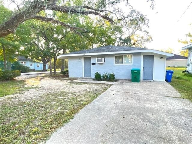 Building Photo - 710 E Coleman Ave