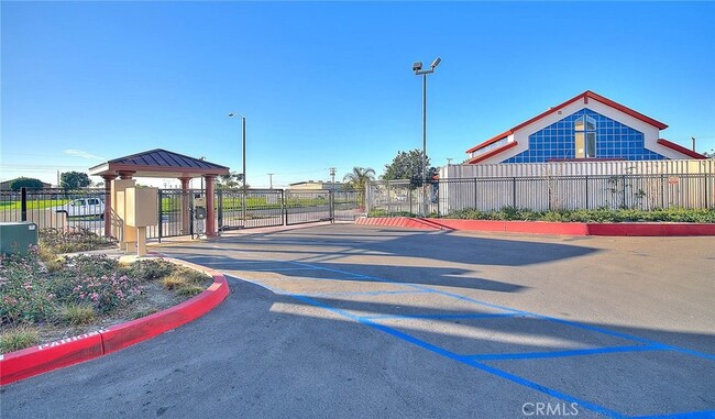 Building Photo - 900 S Dwight Ave